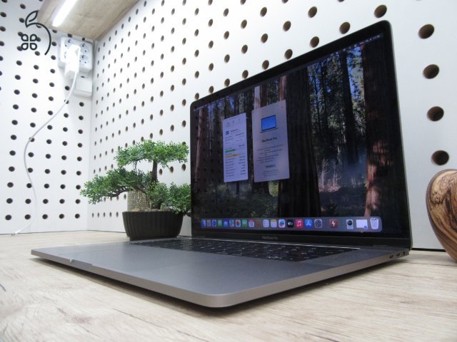 Apple Retina Macbook Pro 15 - 2018 - Használt, megkímélt