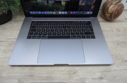 Apple Retina Macbook Pro 15 - 2018 - Használt, megkímélt