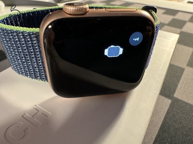 Gold | Apple Watch Series 4, GPS, alumínium, 40 mm | Akkumulátor: 81%