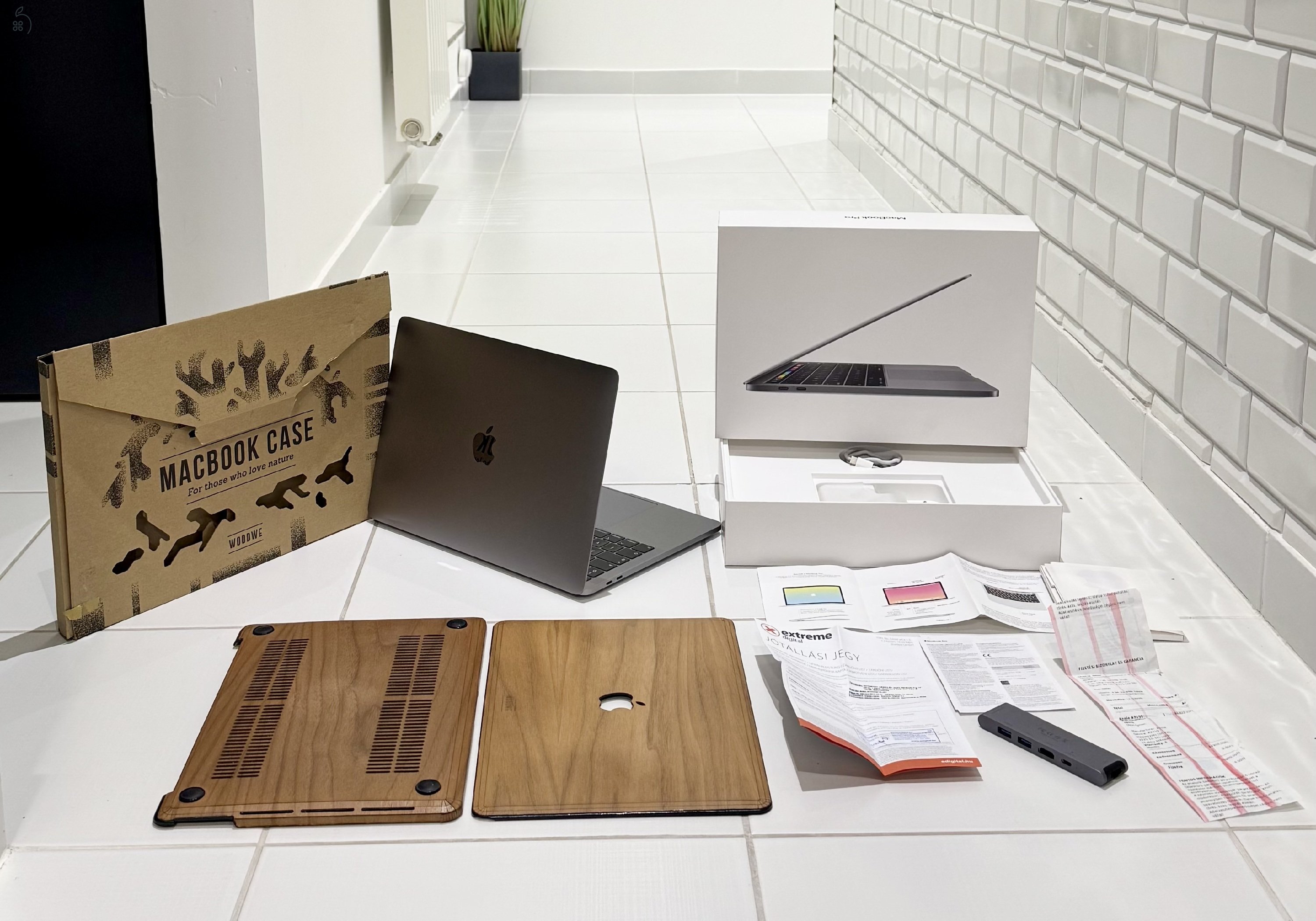 Apple Macbook Pro Touch Bar + új akkuval 6 hó garanciával + opc. extrák, doboz, összes tartozék
