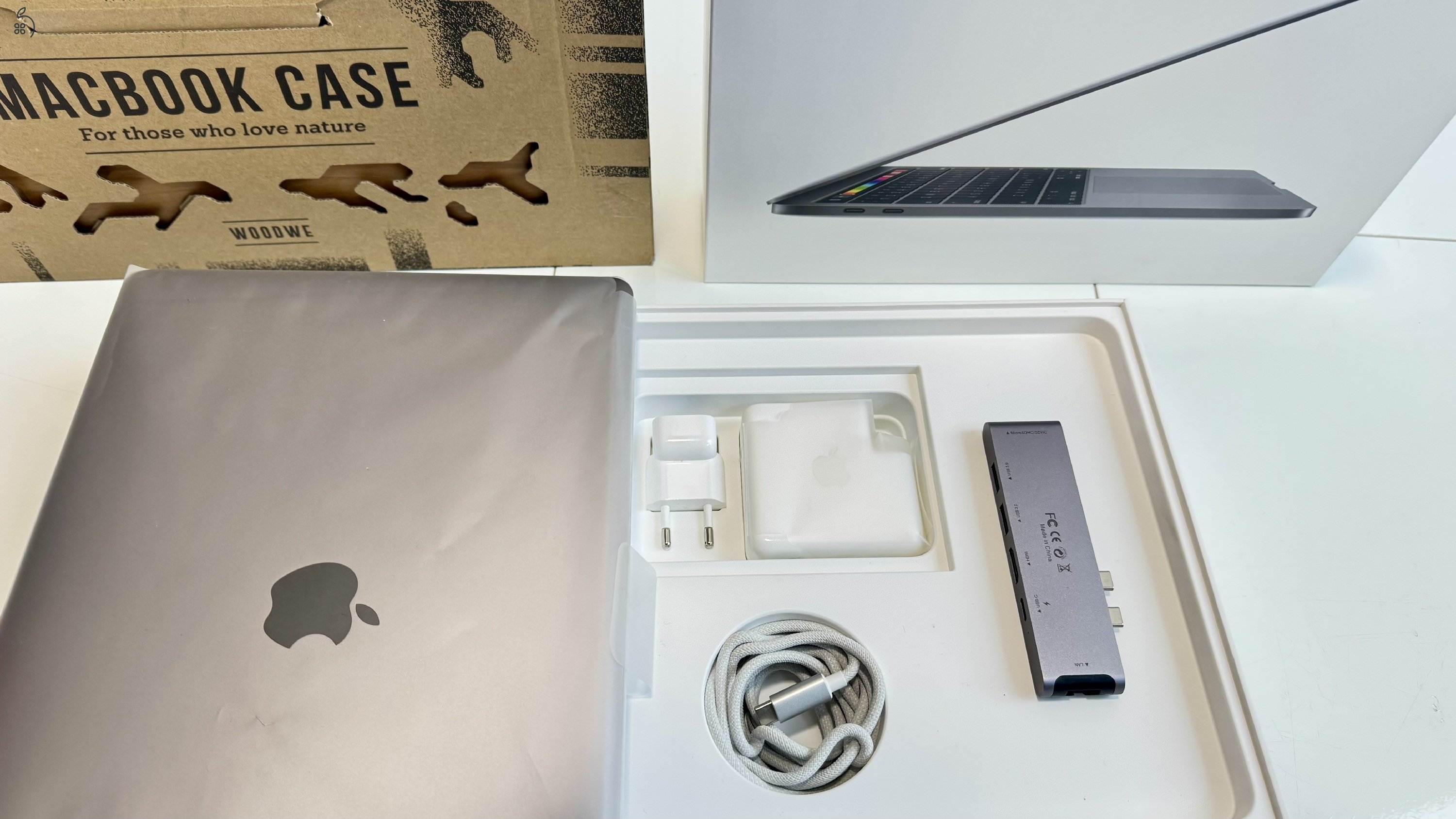 Apple Macbook Pro Touch Bar + új akkuval 6 hó garanciával + opc. extrák, doboz, összes tartozék