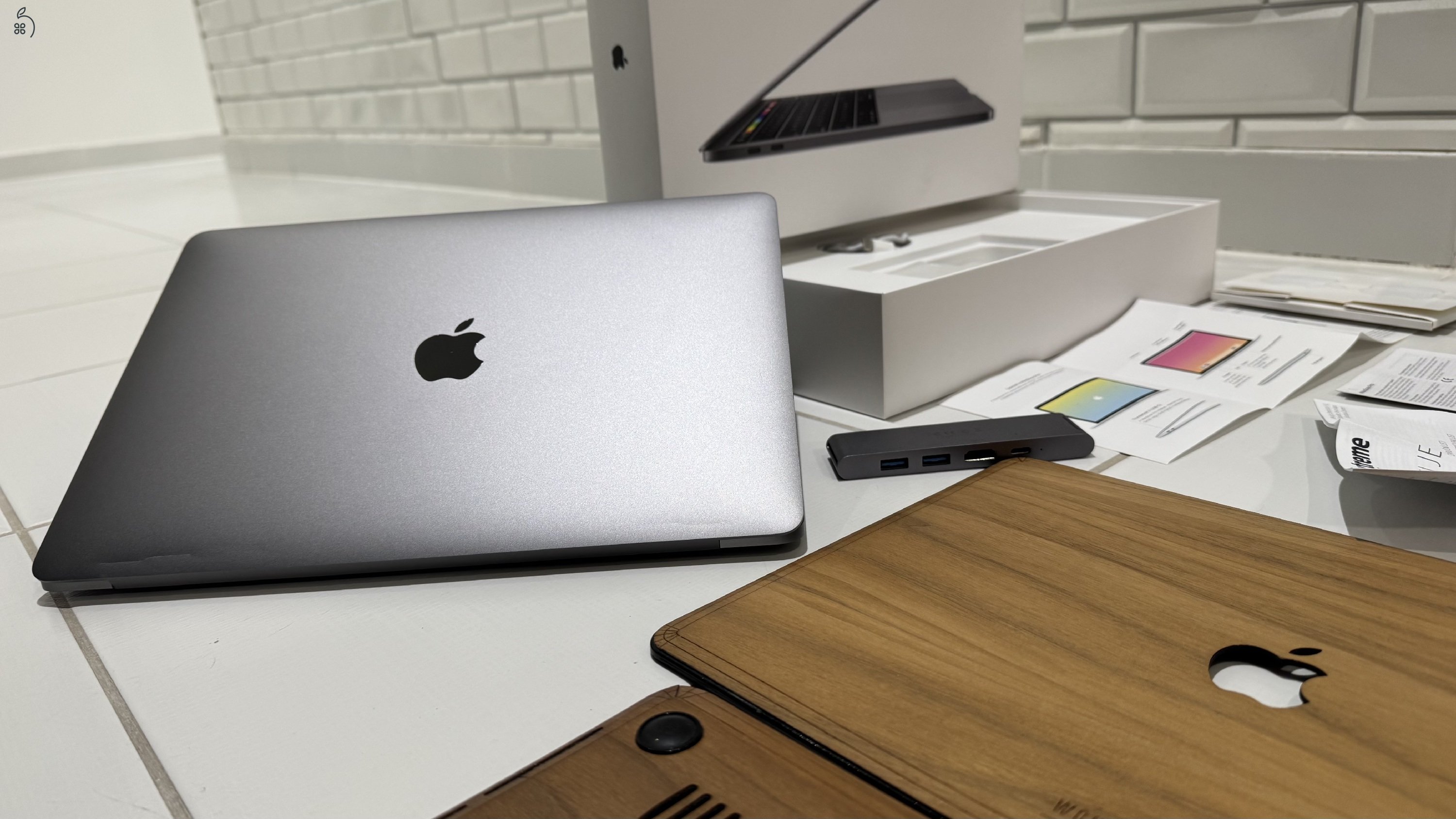 Apple Macbook Pro Touch Bar + új akkuval 6 hó garanciával + opc. extrák, doboz, összes tartozék