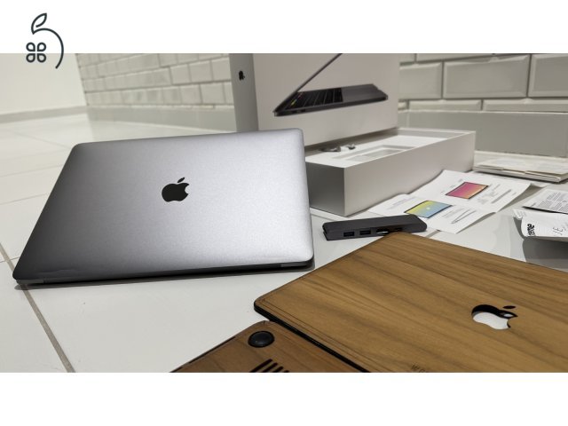 Apple Macbook Pro Touch Bar + új akkuval 6 hó garanciával + opc. extrák, doboz, összes tartozék