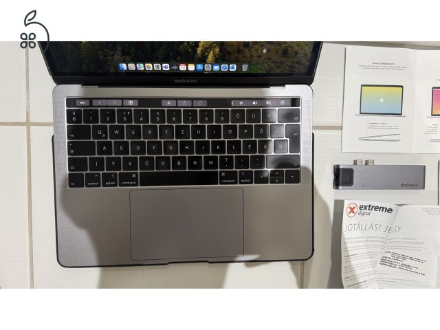 Apple Macbook Pro Touch Bar + új akkuval 6 hó garanciával + opc. extrák, doboz, összes tartozék