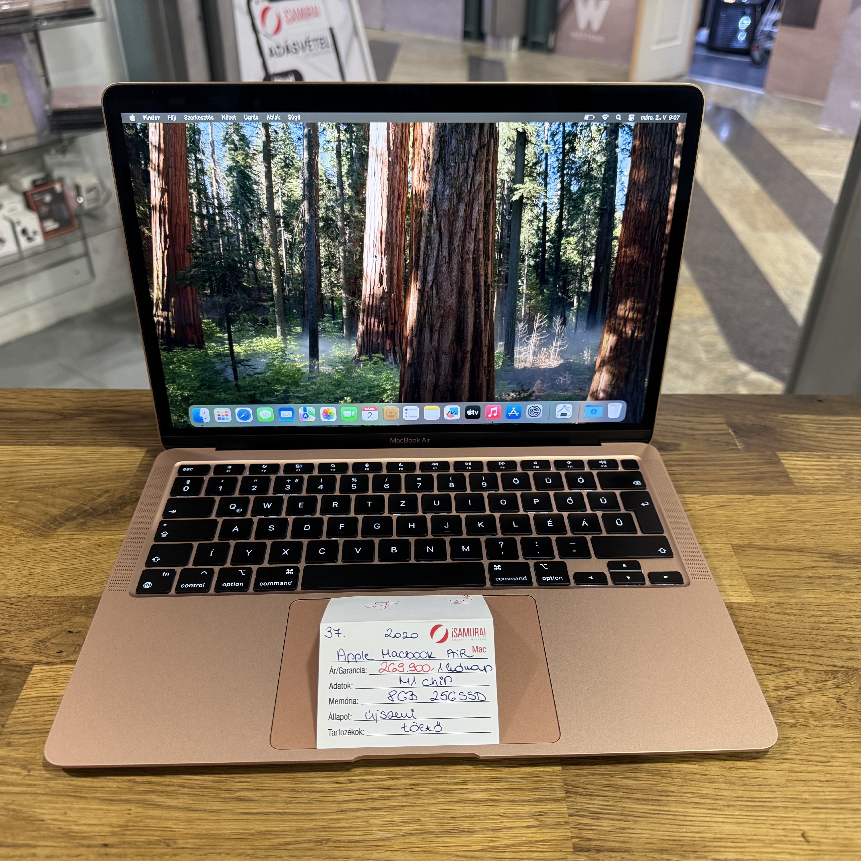 37. Apple MacBook Air M1 - 2020 - 8 GB RAM - 256 GB SSD - Rosegold