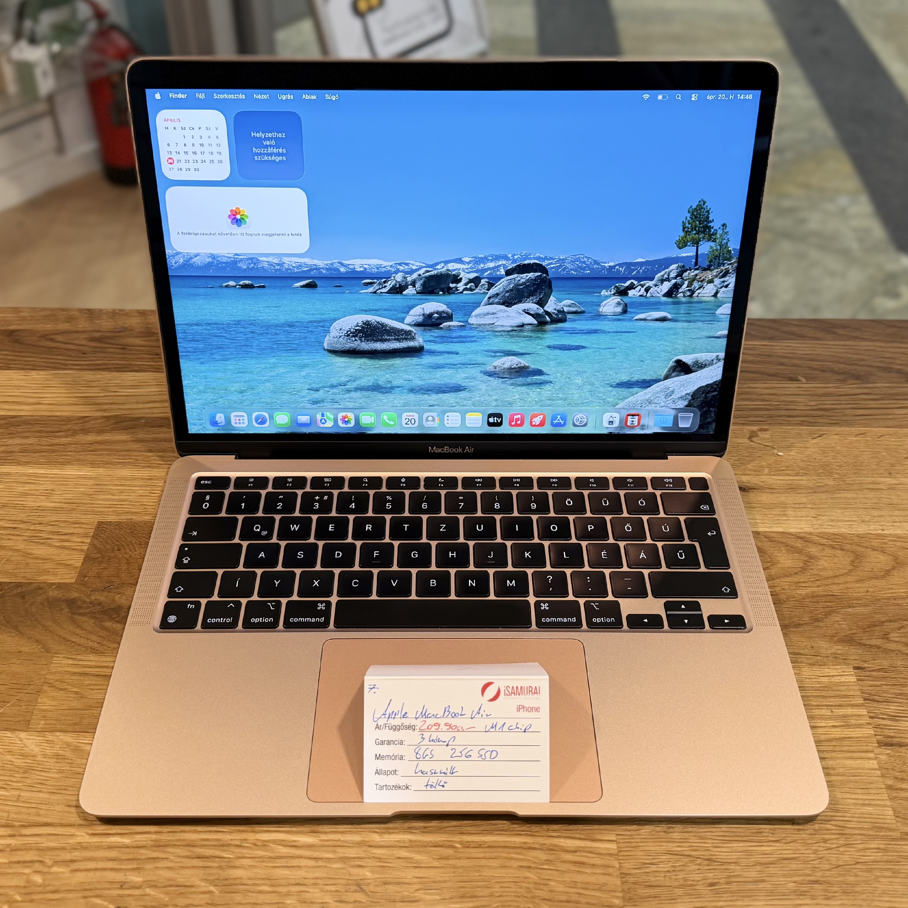7. Apple MacBook Air - M1 - 256 GB SSD - Gold