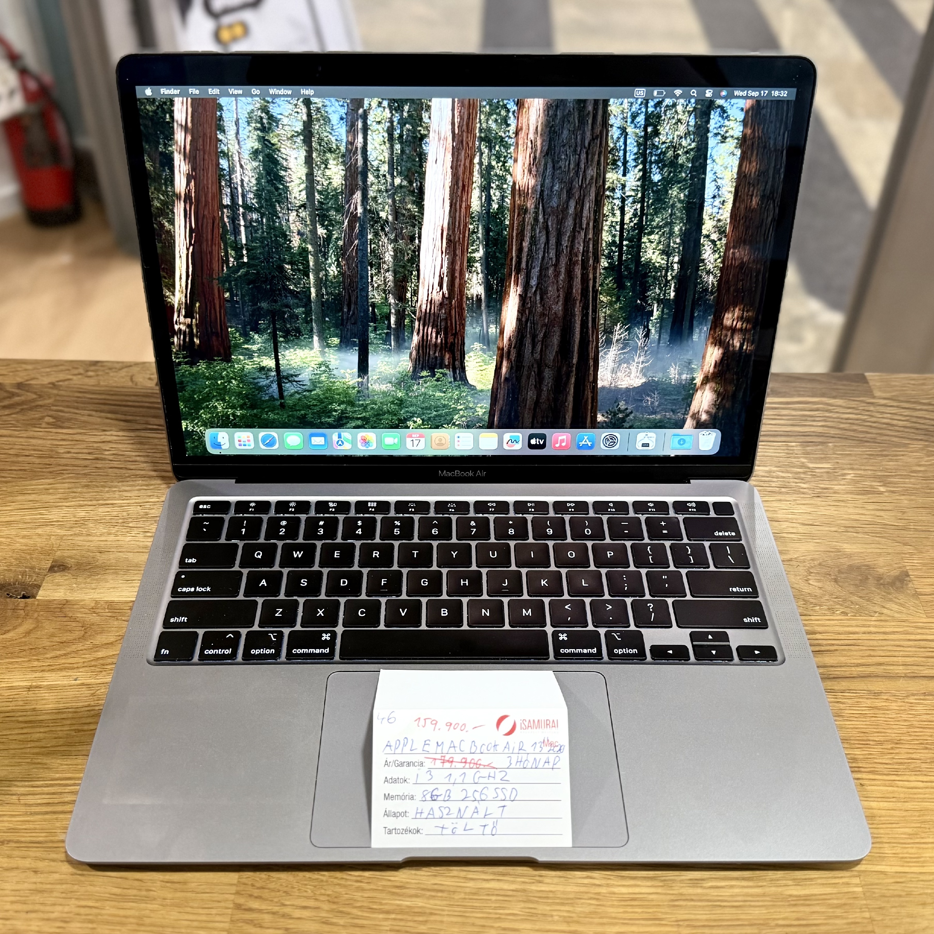 46. Apple MacBook Air  - 2020 - 8 GB RAM - 256 GB SSD