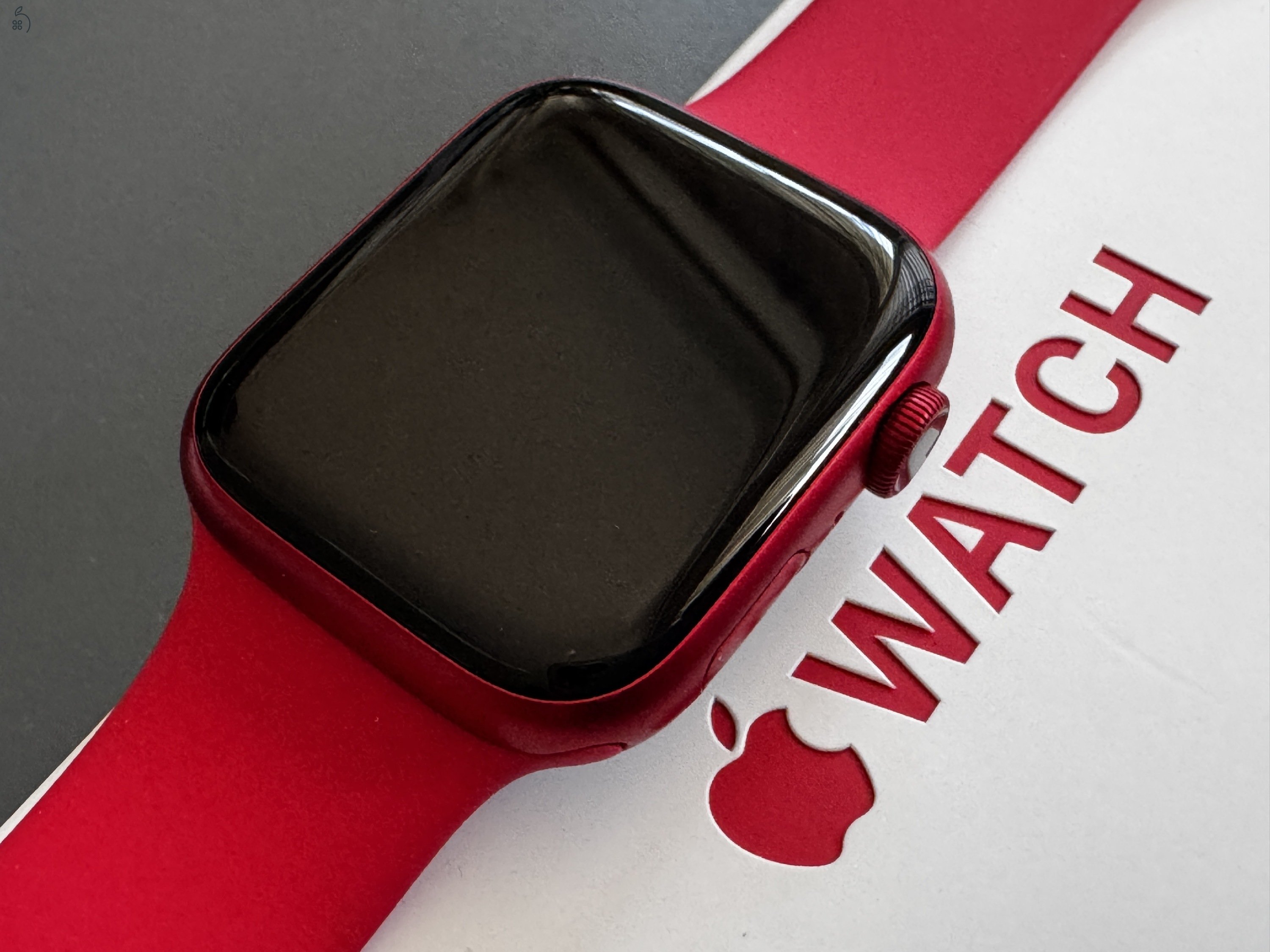 Apple Watch  8 e-SIM product RED 45mm Piros