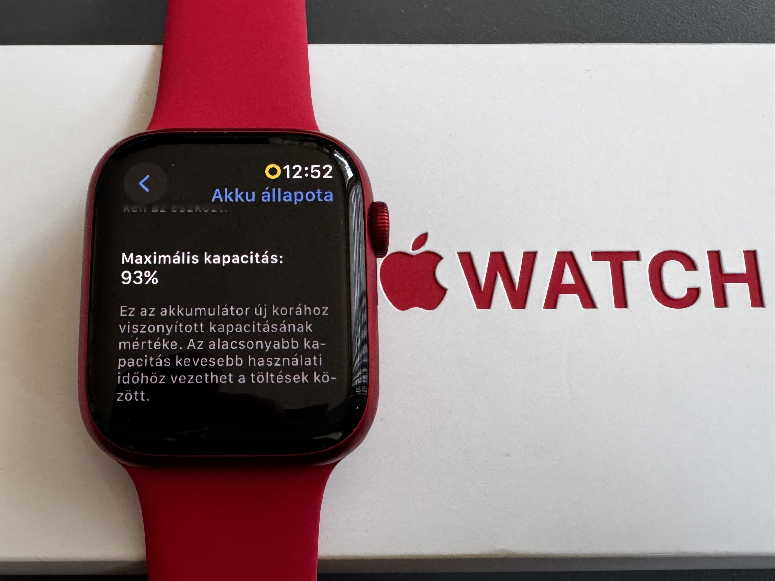 Apple Watch  8 e-SIM product RED 45mm Piros