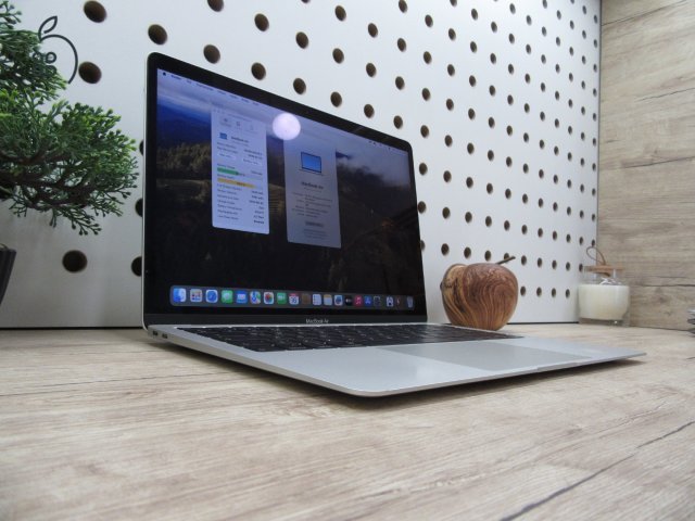  Apple Retina Macbook Air 13 - 2019 - Használt, szép állapot 