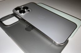 iPhone 15 Pro Max, 98%/130 ciklus, 2026.02 garancia, ajándék 2 gyári tok