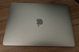 MacBook Pro, 13-inch, 2020, Four Thunderbolt 3 ports