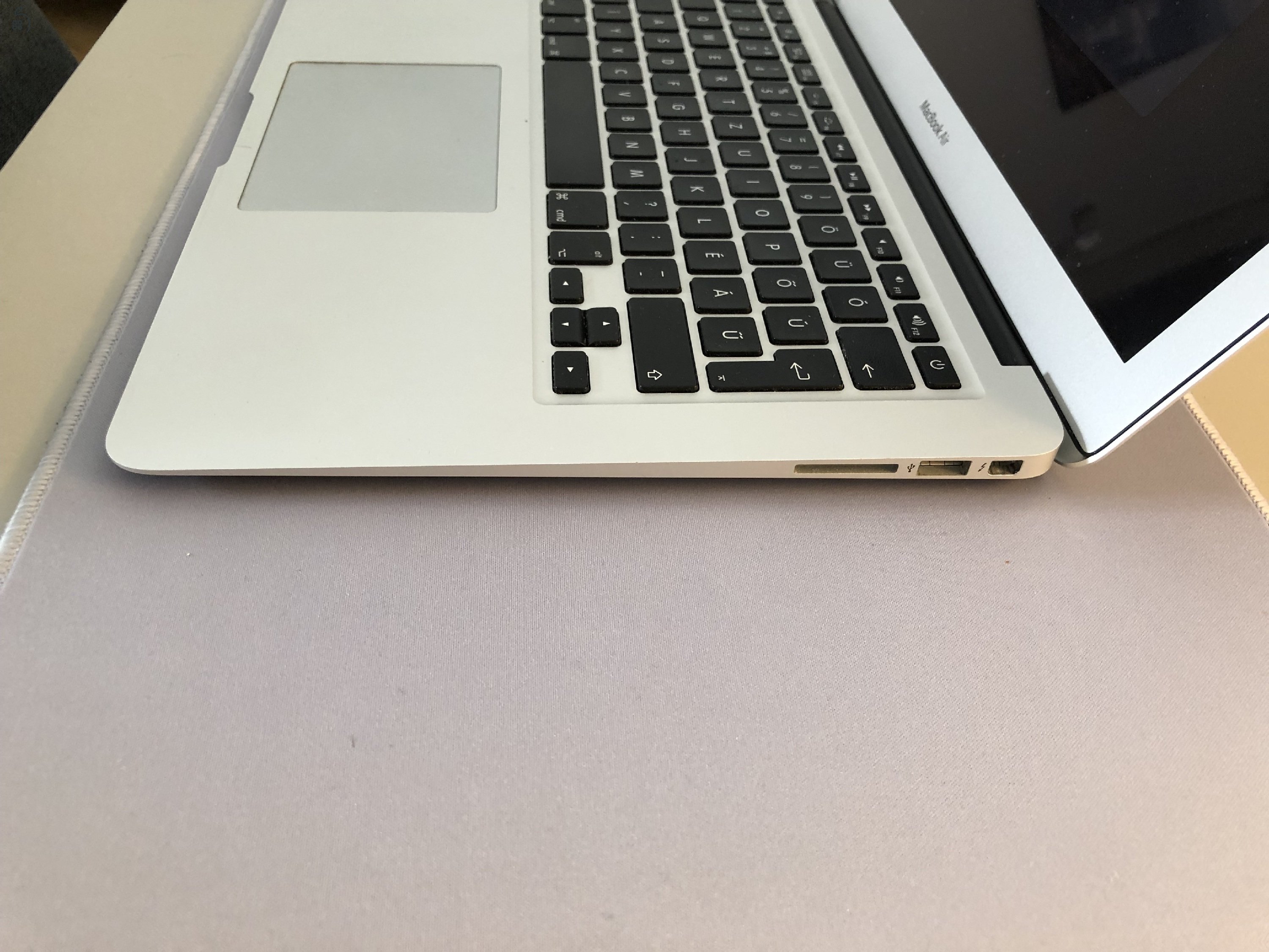 Eladó MacBook Air 2015 – Remek állapotban!