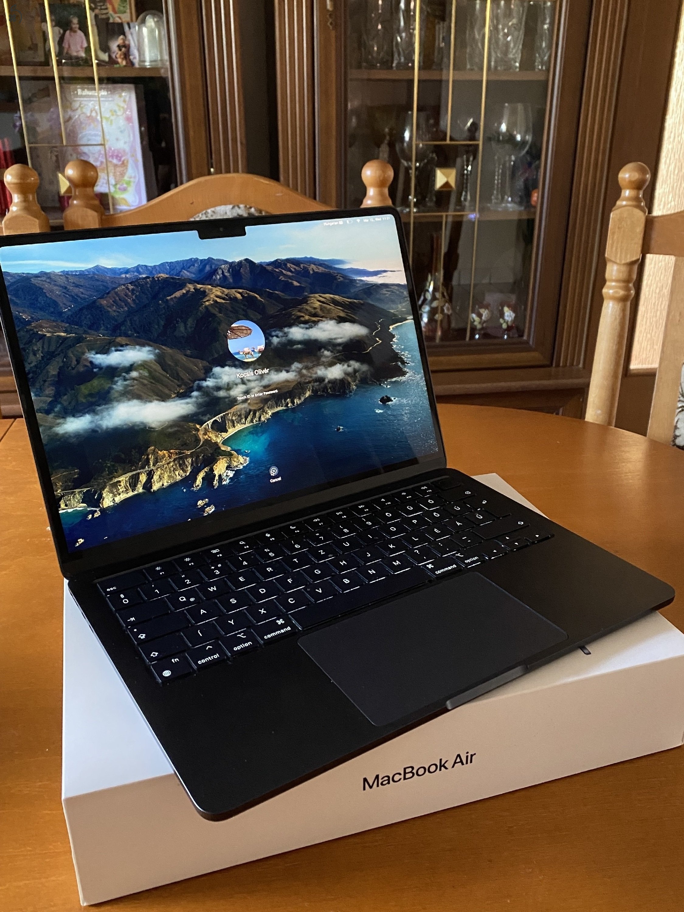 Apple MacBook Air M2 13” – 8GB RAM, 256GB SSD – Éjfekete