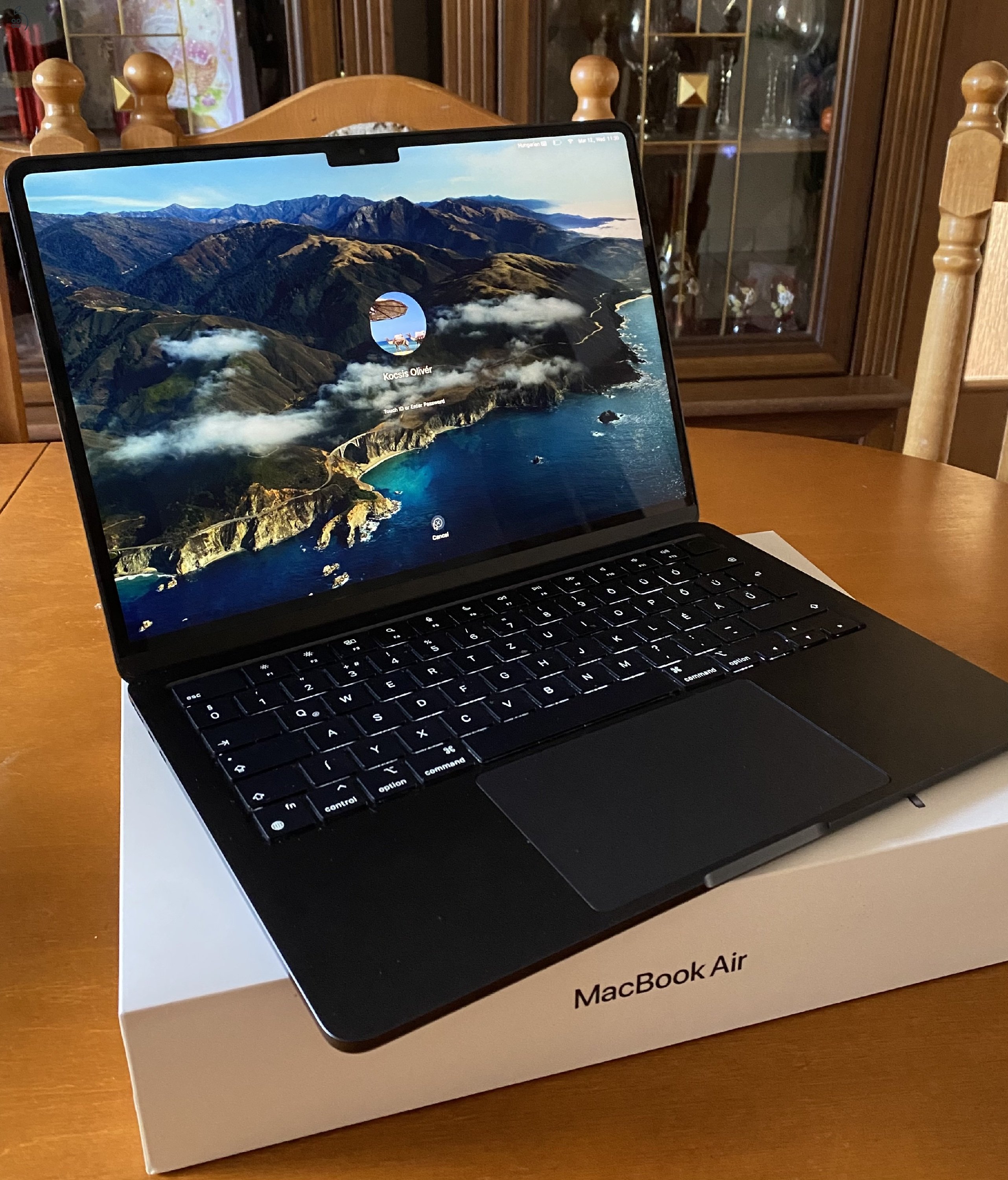 Apple MacBook Air M2 13” – 8GB RAM, 256GB SSD – Éjfekete