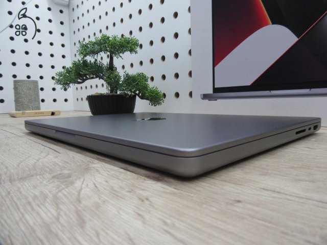 Apple Macbook Pro 14 M1 Pro - 2021 - Használt, karcmentes