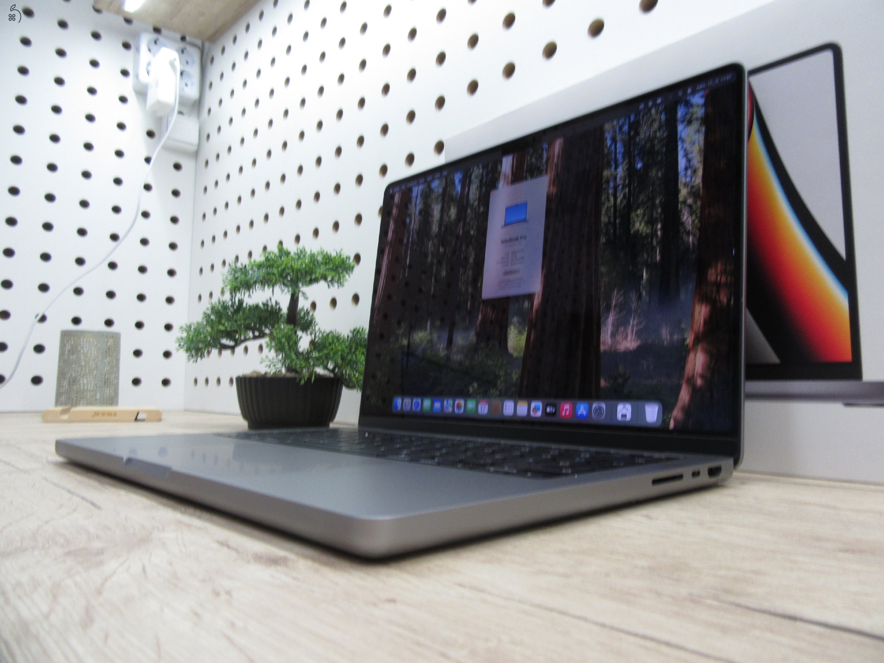 Apple Macbook Pro 14 M1 Pro - 2021 - Használt, karcmentes