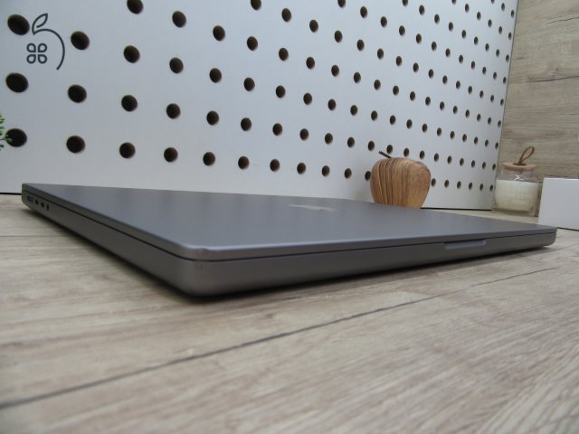 Apple Macbook 16 M1 Pro - 2021 - Használt, megkímélt