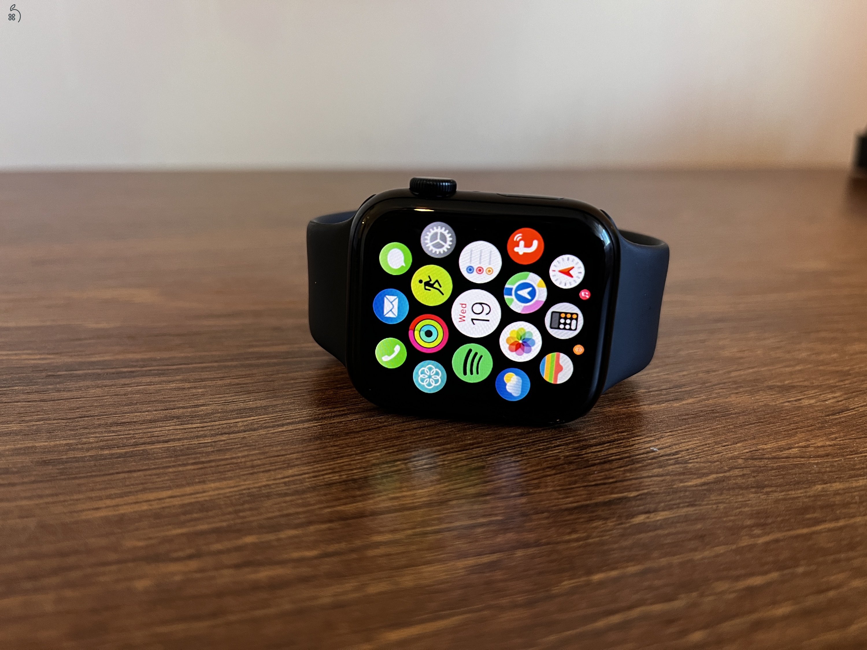 ELADÓ / APPLE WATCH SE 44MM 2. GEN / 100% AKKSI