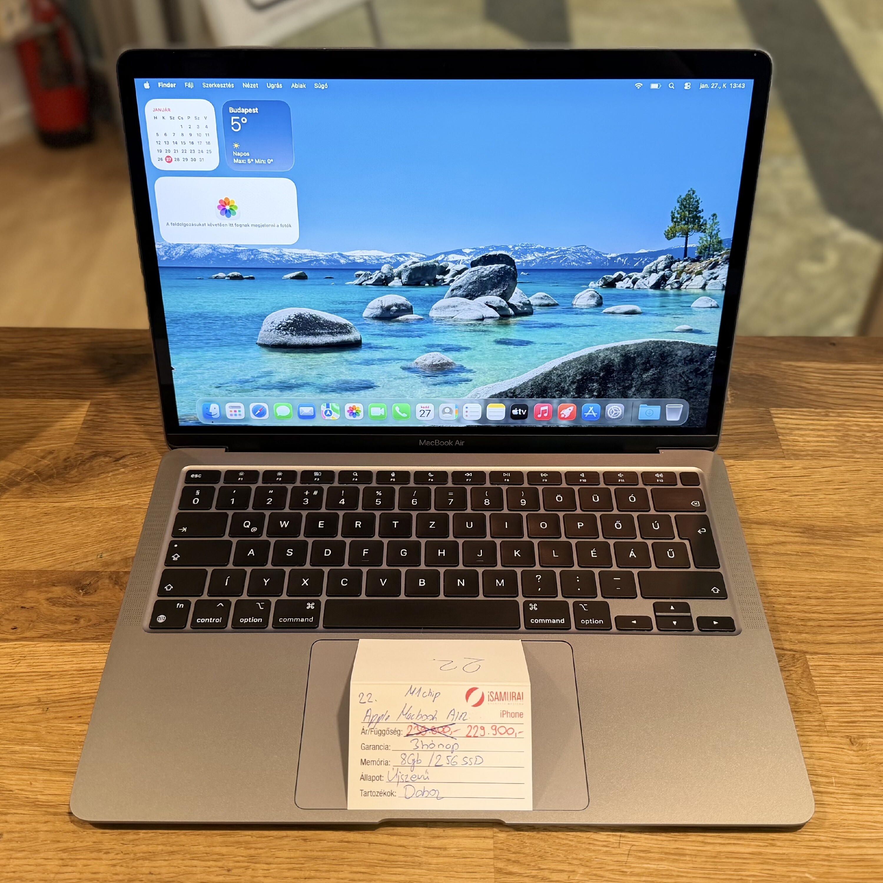 22.Apple MacBook AIR. 13