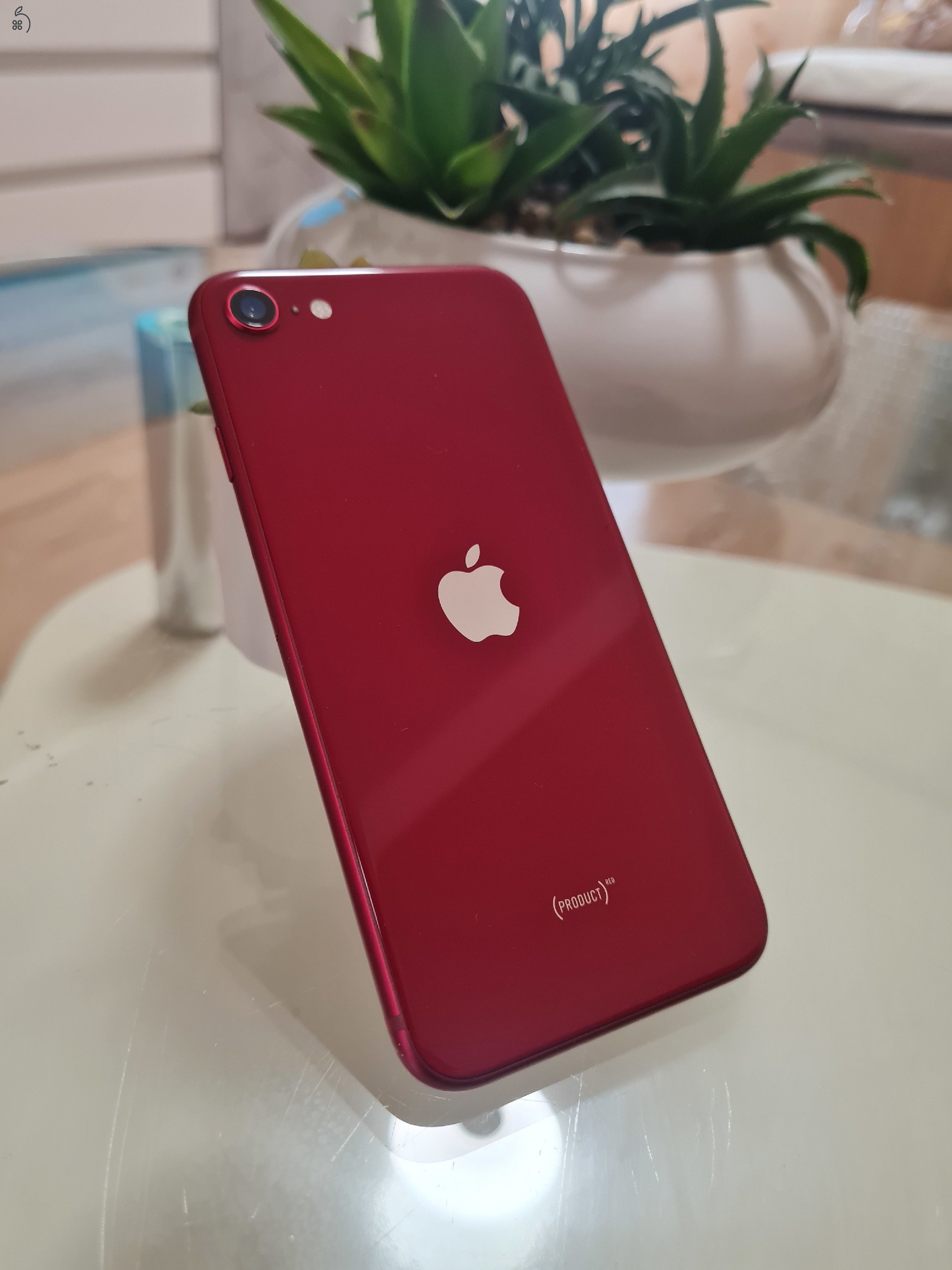 iPhone SE3 2022 64GB RED független, akku: 85%, Touch ID, True Tone (kijelző repedt)