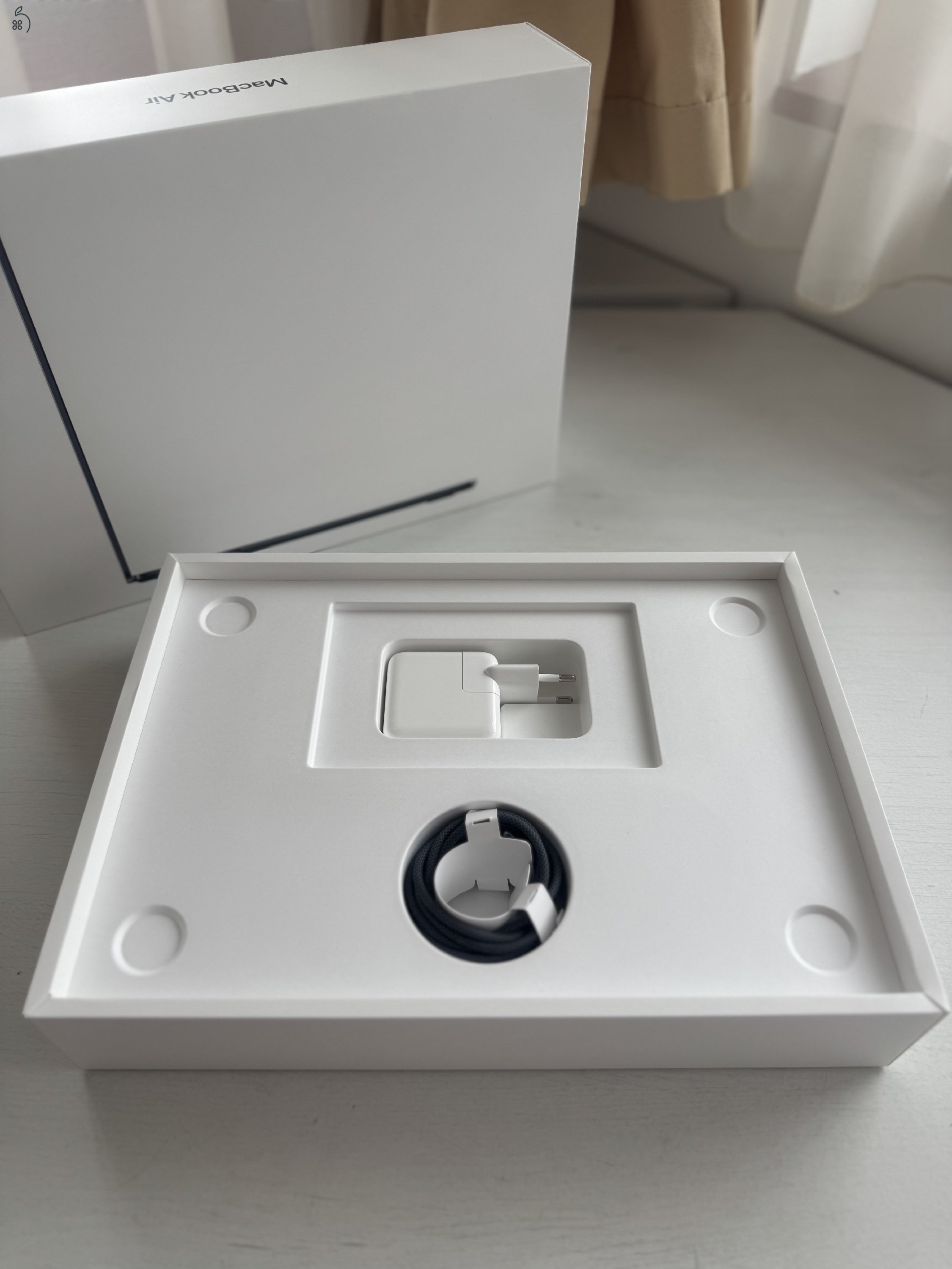 Macbook air M2 13,6