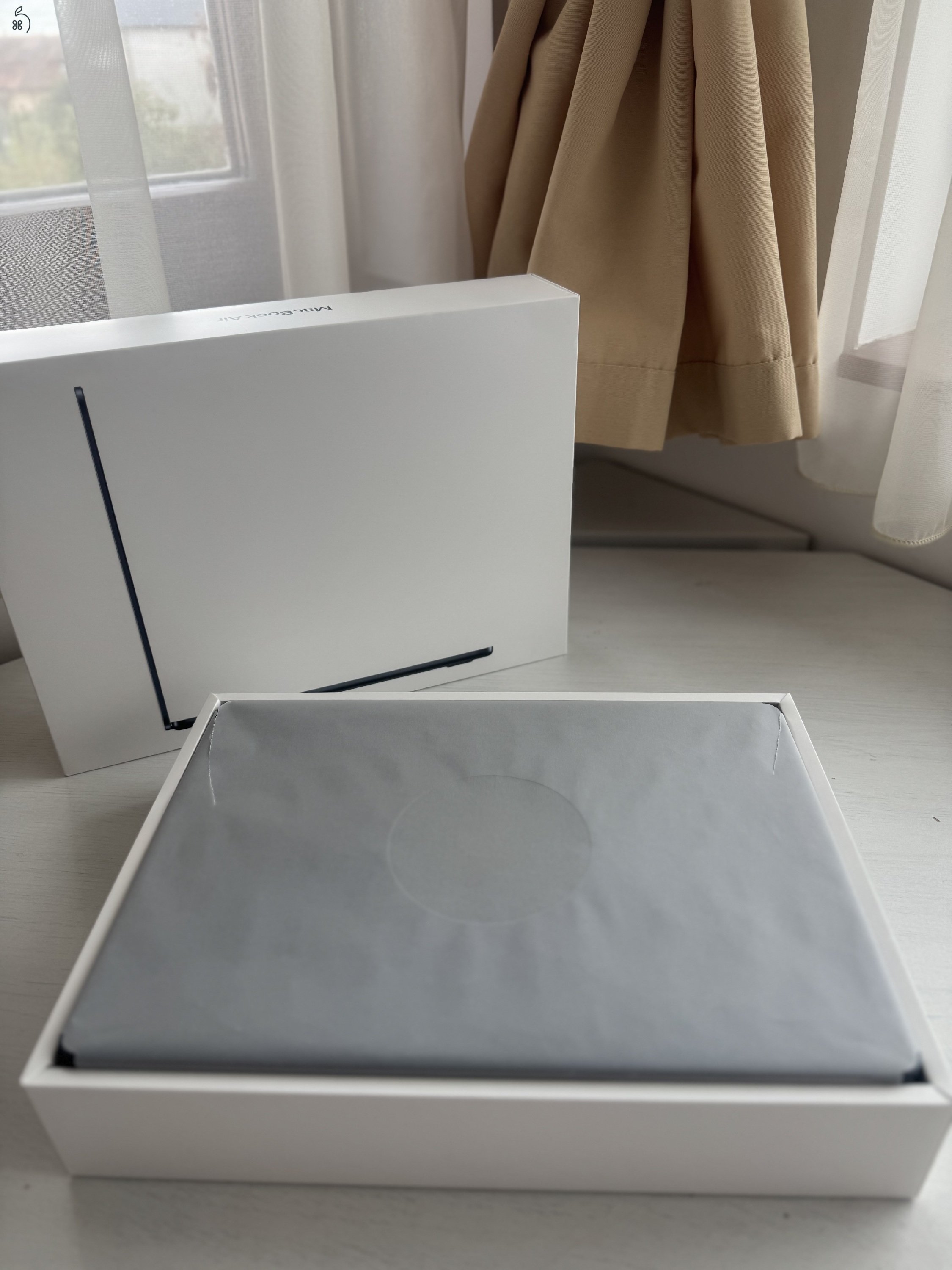 Macbook air M2 13,6
