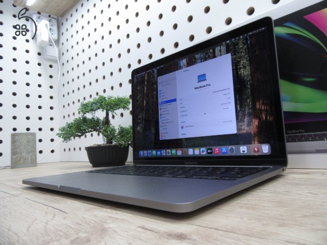 Apple Macbook Pro 13 M2 Touchbar - 2022 - Használt, karcmentes