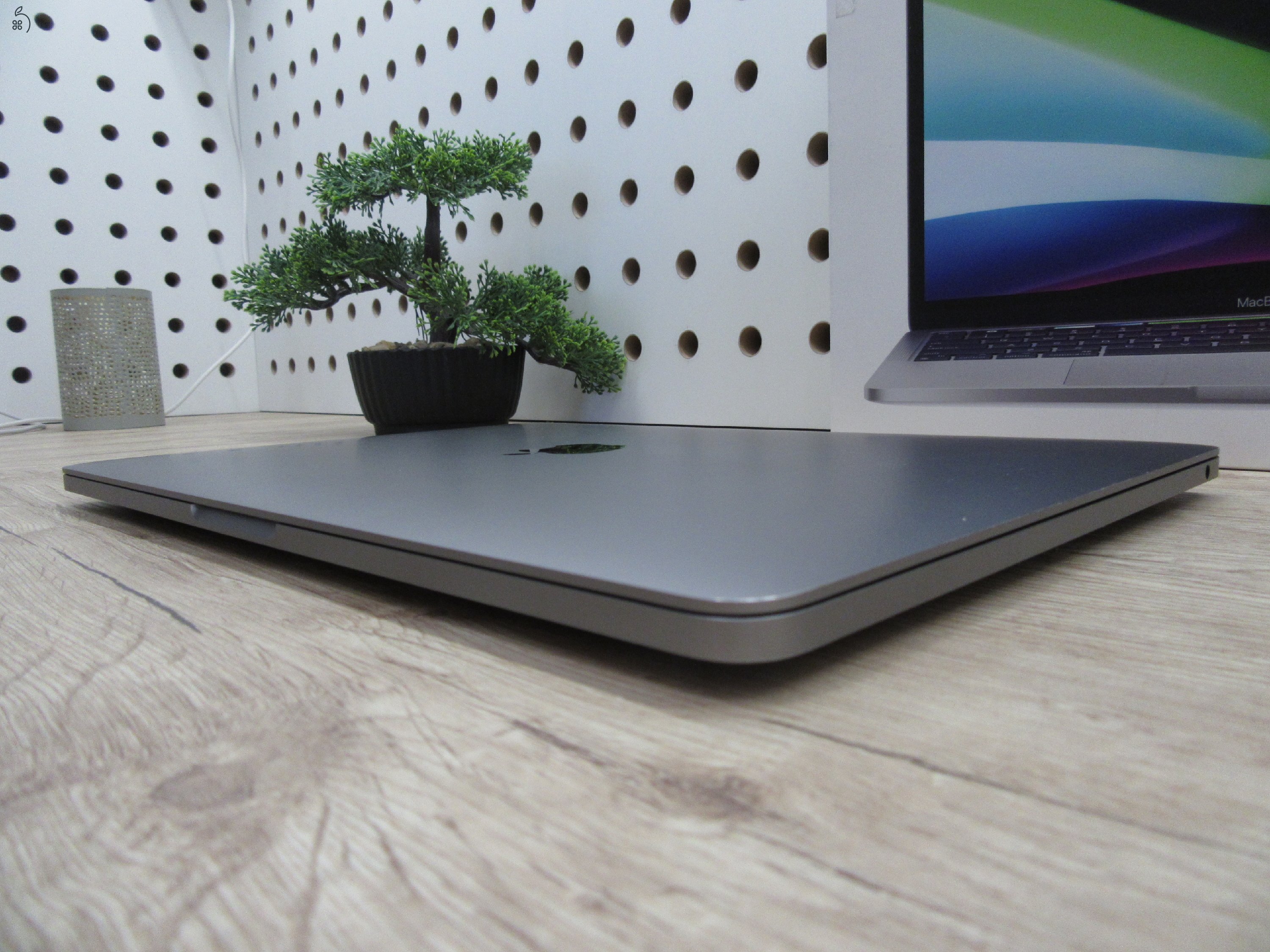 Apple Macbook Pro 13 M2 Touchbar - 2022 - Használt, karcmentes