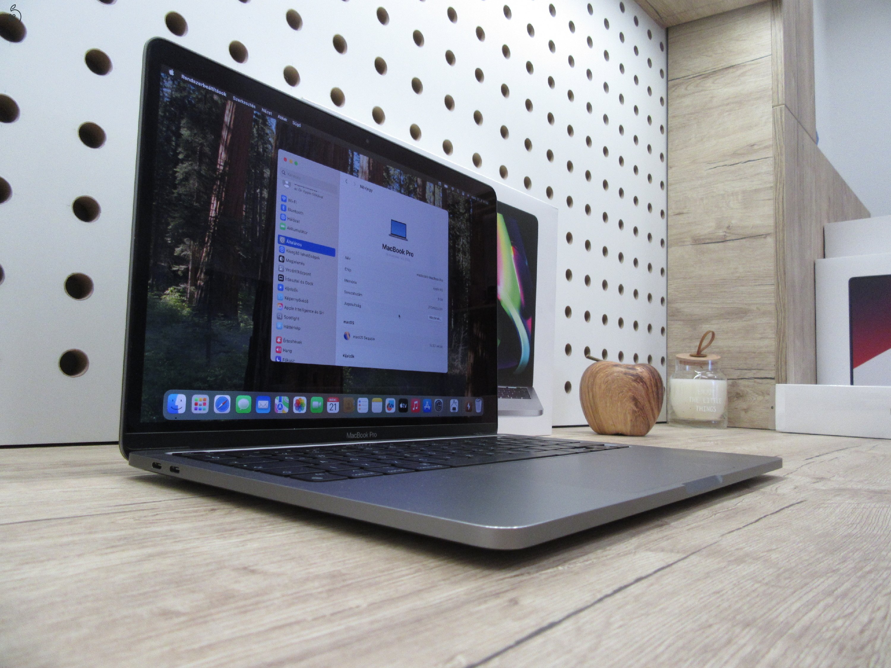 Apple Macbook Pro 13 M2 Touchbar - 2022 - Használt, karcmentes