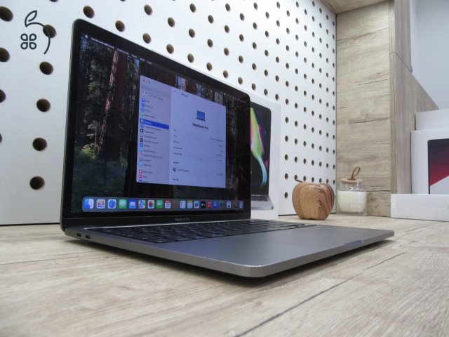 Apple Macbook Pro 13 M2 Touchbar - 2022 - Használt, karcmentes