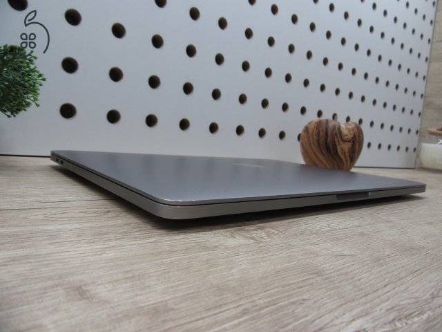 Apple Macbook 13 M1 Pro Touchbar - 2020 - Használt, szép állapot