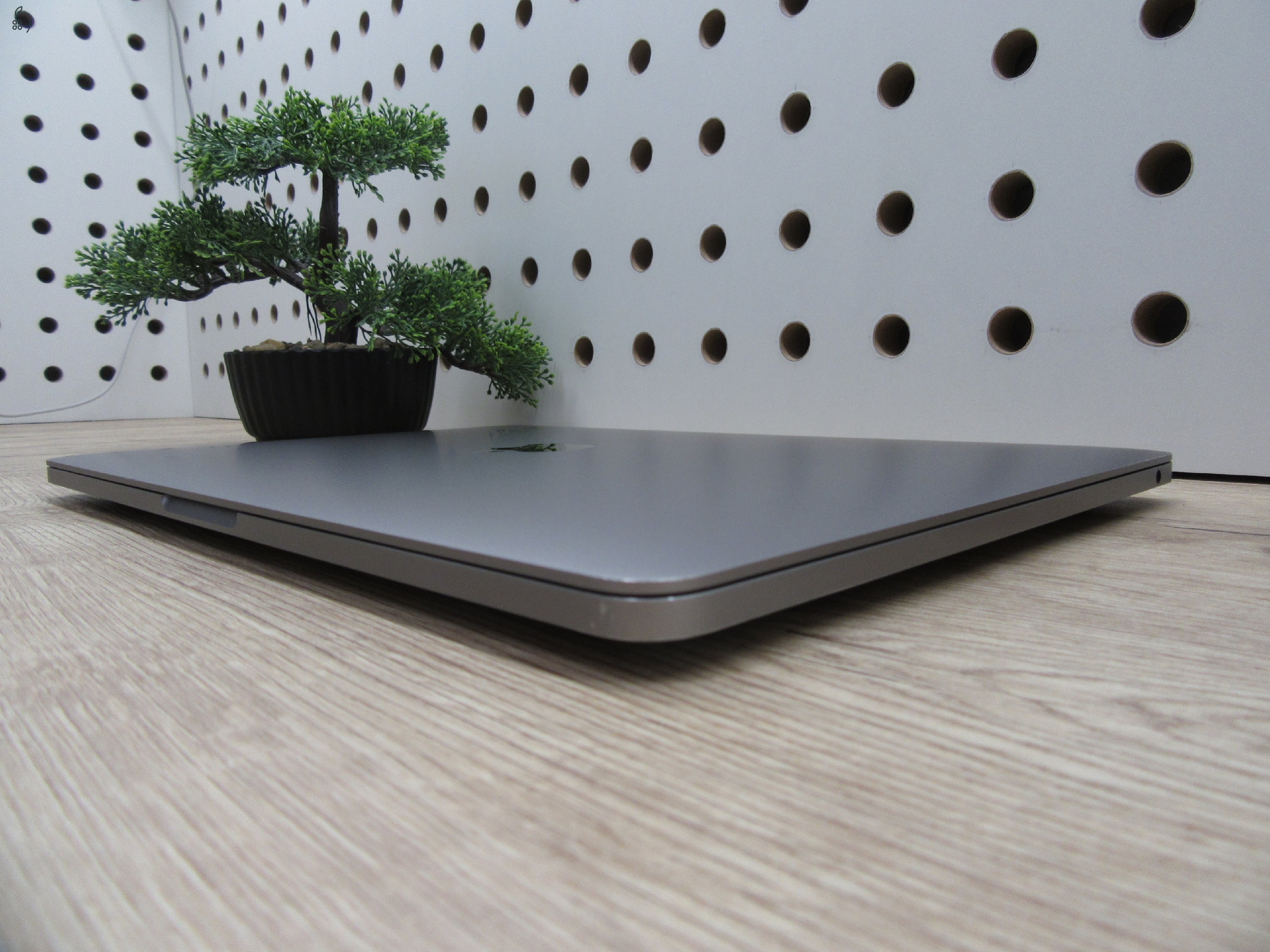Apple Macbook 13 M1 Pro Touchbar - 2020 - Használt, szép állapot