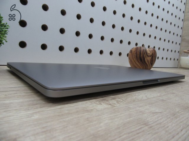  Apple Macbook 13 M1 Pro Touchbar - 2020 - Használt, karcmentes 
