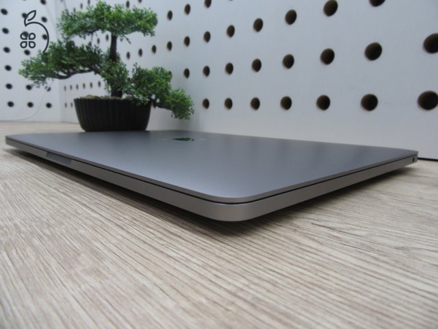  Apple Macbook 13 M1 Pro Touchbar - 2020 - Használt, karcmentes 