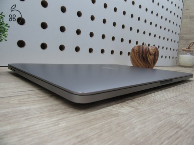  Apple Macbook 13 M1 Pro Touchbar - 2020 - Használt, karcmentes 