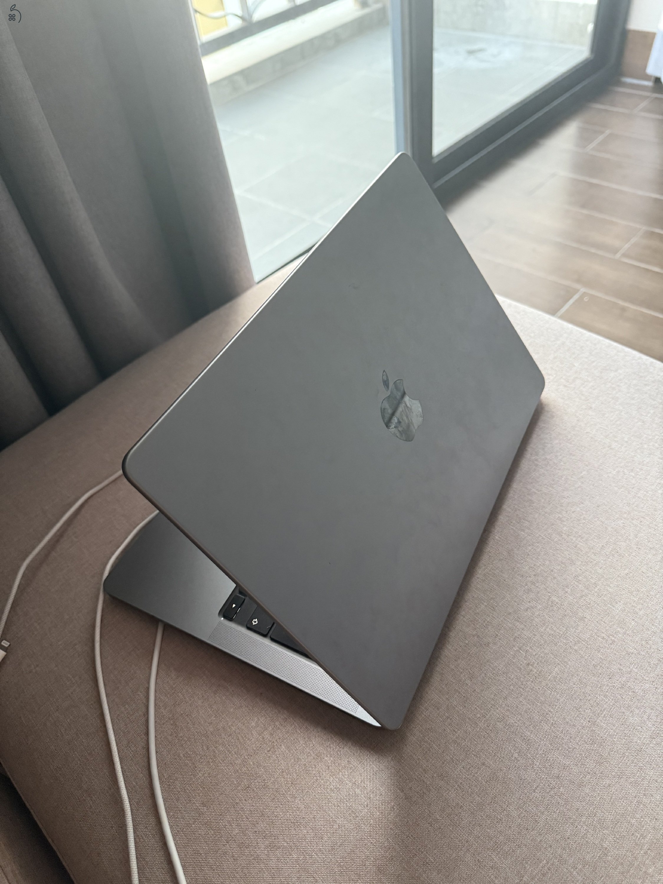 Eladó  MacBook Pro 14(M3 / 8GB / SSD 1TB) egérrel együtt.