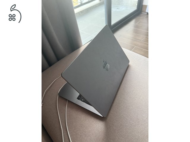 Eladó  MacBook Pro 14(M3 / 8GB / SSD 1TB) egérrel együtt.