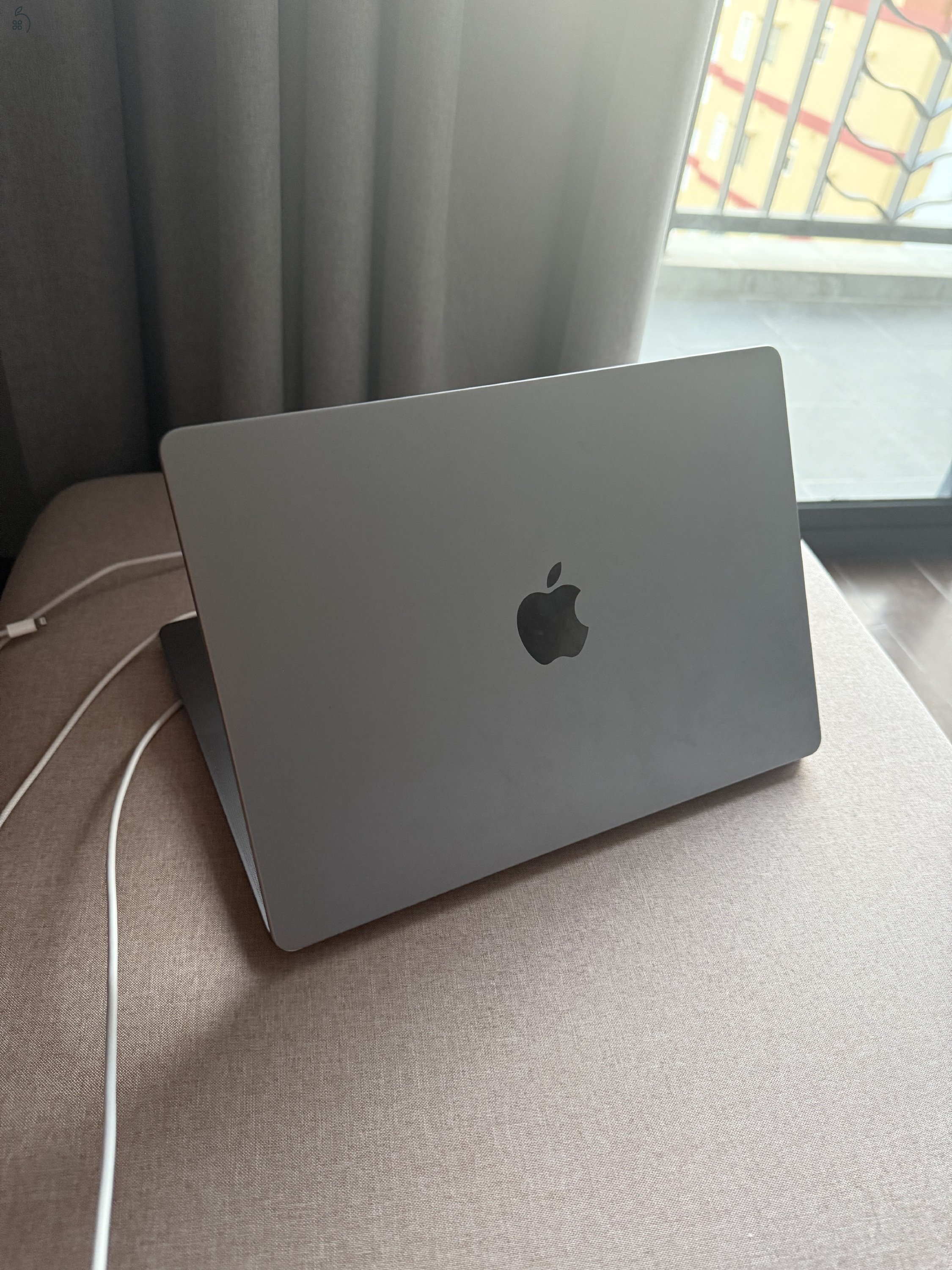 Eladó  MacBook Pro 14(M3 / 8GB / SSD 1TB) egérrel együtt.
