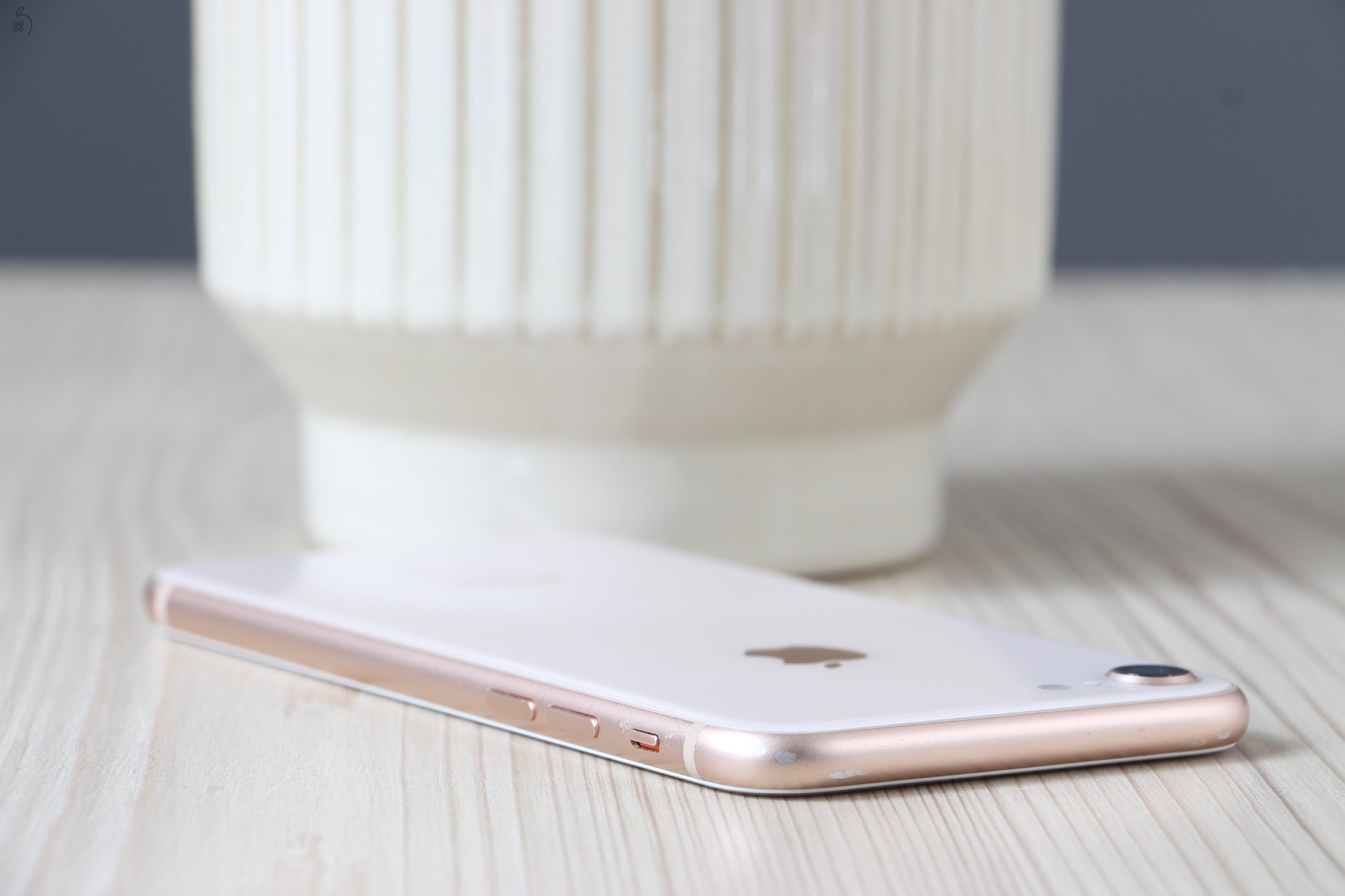  iPhone 8 64GB arany C+ US-6557