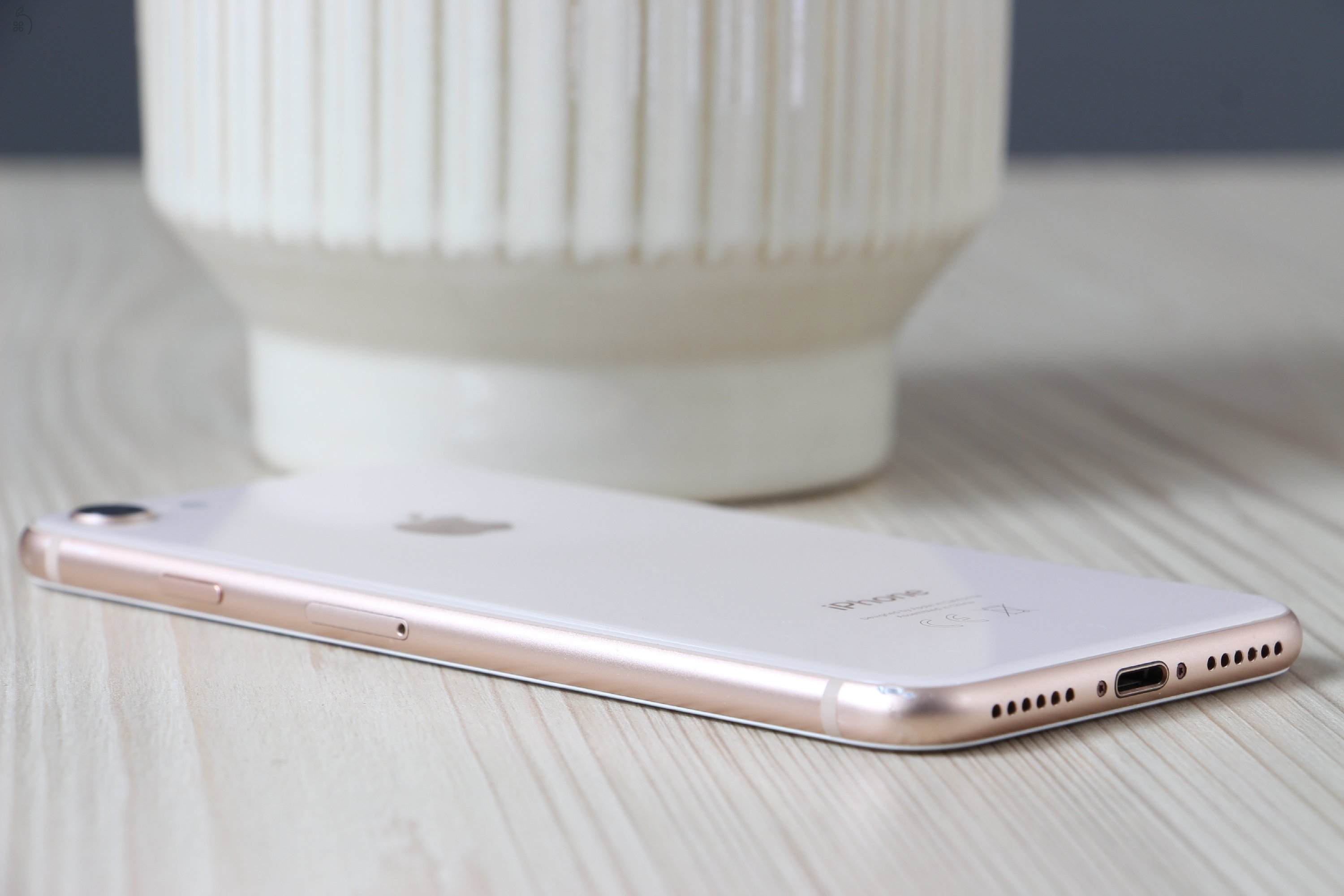  iPhone 8 64GB arany C+ US-6557