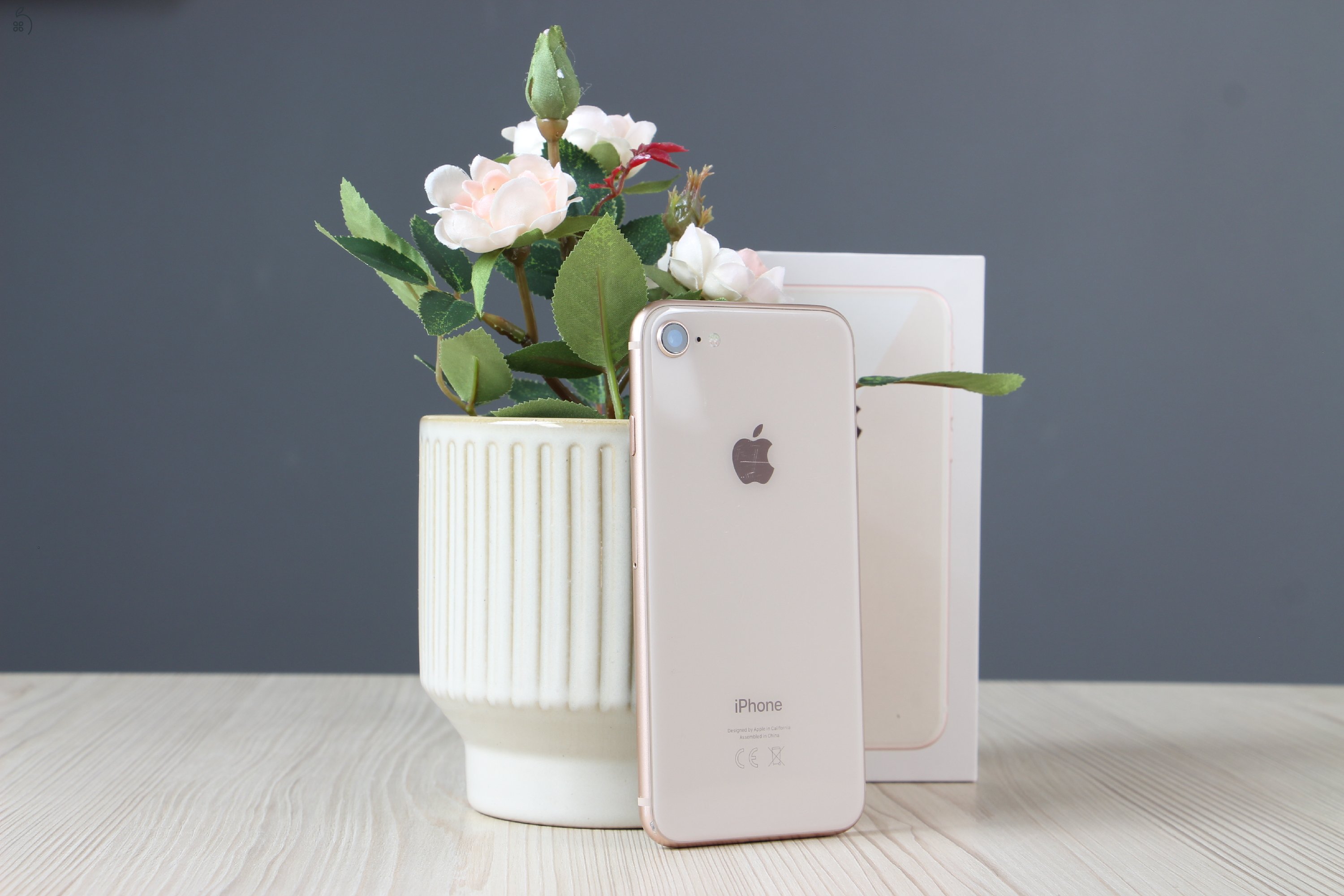  iPhone 8 64GB arany C+ US-6557