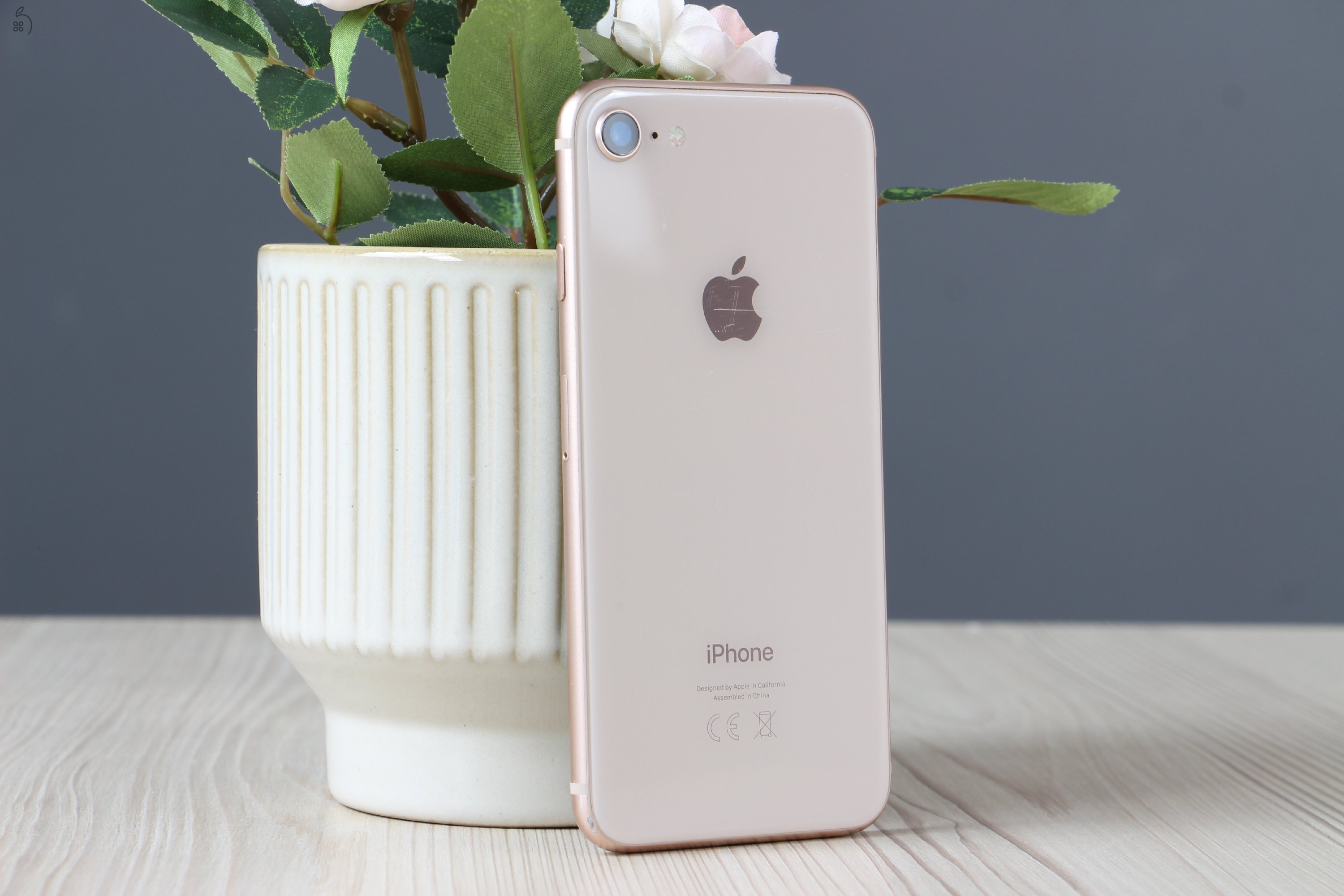  iPhone 8 64GB arany C+ US-6557