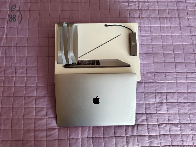 Eladó MacBook Pro 15” (2018) – i7 / 16GB / 512GB / Radeon 560X – csak külső monitorral használható
