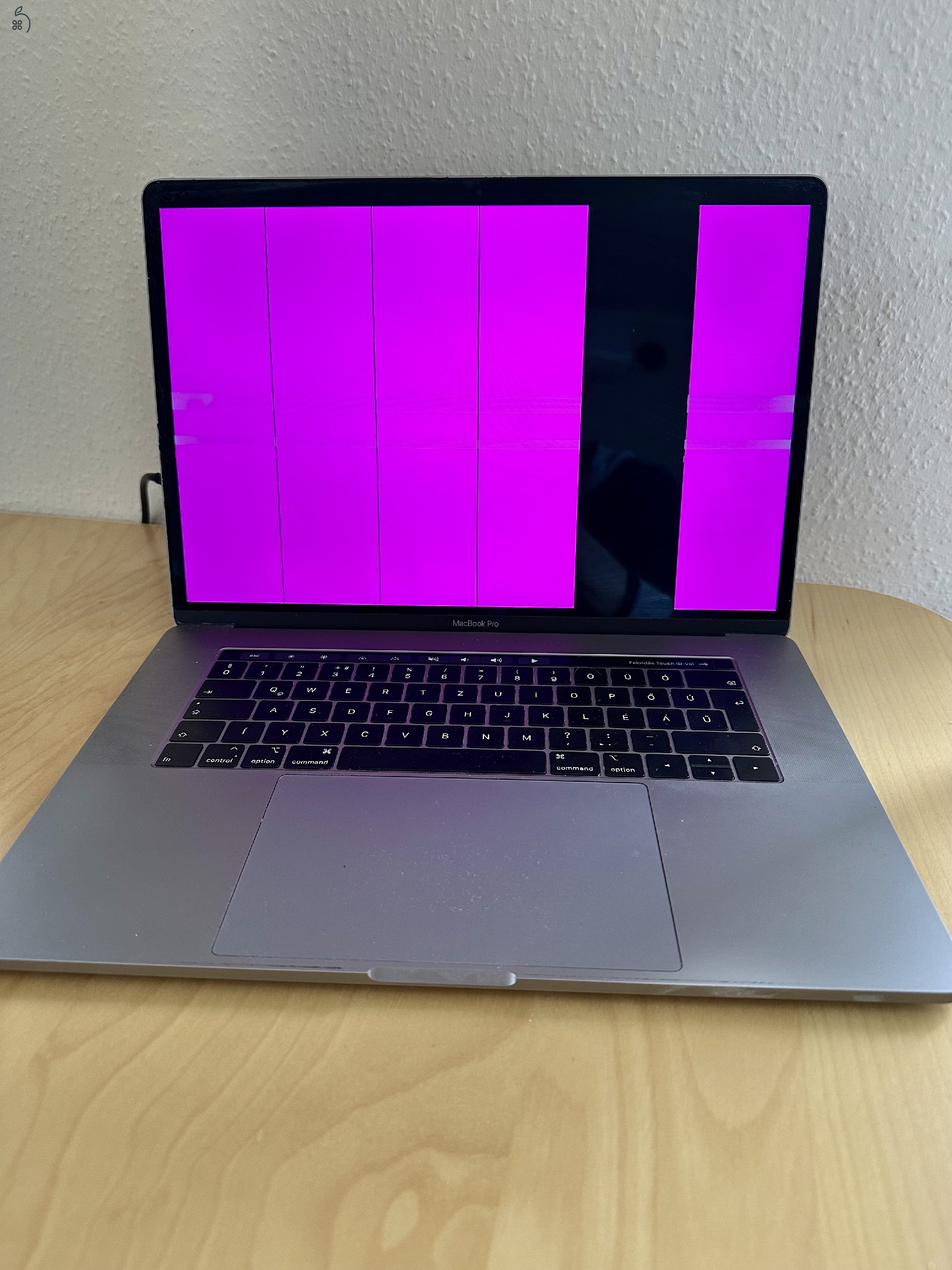Eladó MacBook Pro 15” (2018) – i7 / 16GB / 512GB / Radeon 560X – csak külső monitorral használható
