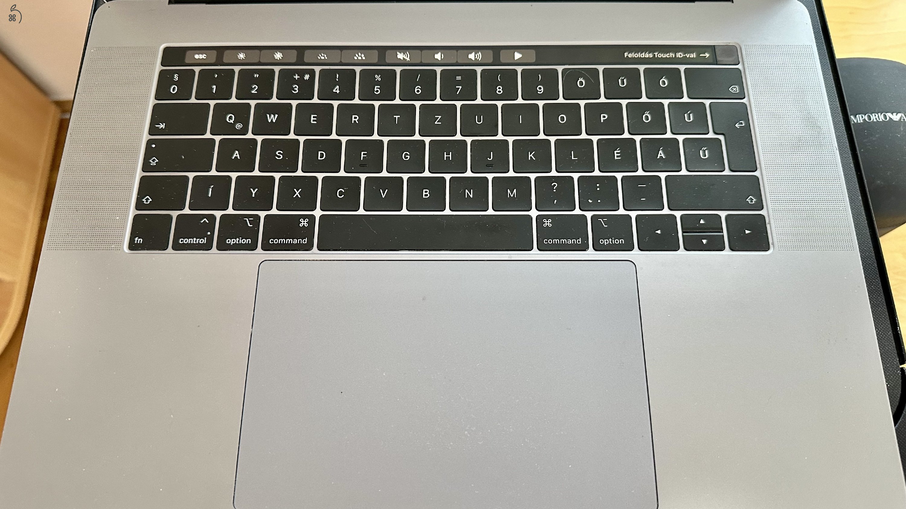Eladó MacBook Pro 15” (2018) – i7 / 16GB / 512GB / Radeon 560X – csak külső monitorral használható