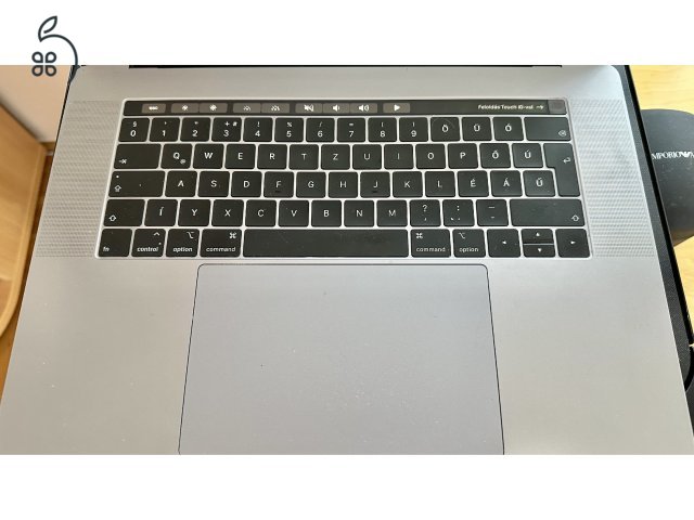 Eladó MacBook Pro 15” (2018) – i7 / 16GB / 512GB / Radeon 560X – csak külső monitorral használható