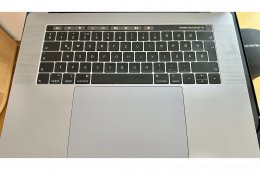 Eladó MacBook Pro 15” (2018) – i7 / 16GB / 512GB / Radeon 560X – csak külső monitorral használható