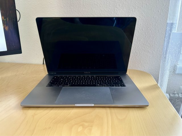 Eladó MacBook Pro 15” (2018) – i7 / 16GB / 512GB / Radeon 560X – csak külső monitorral használható