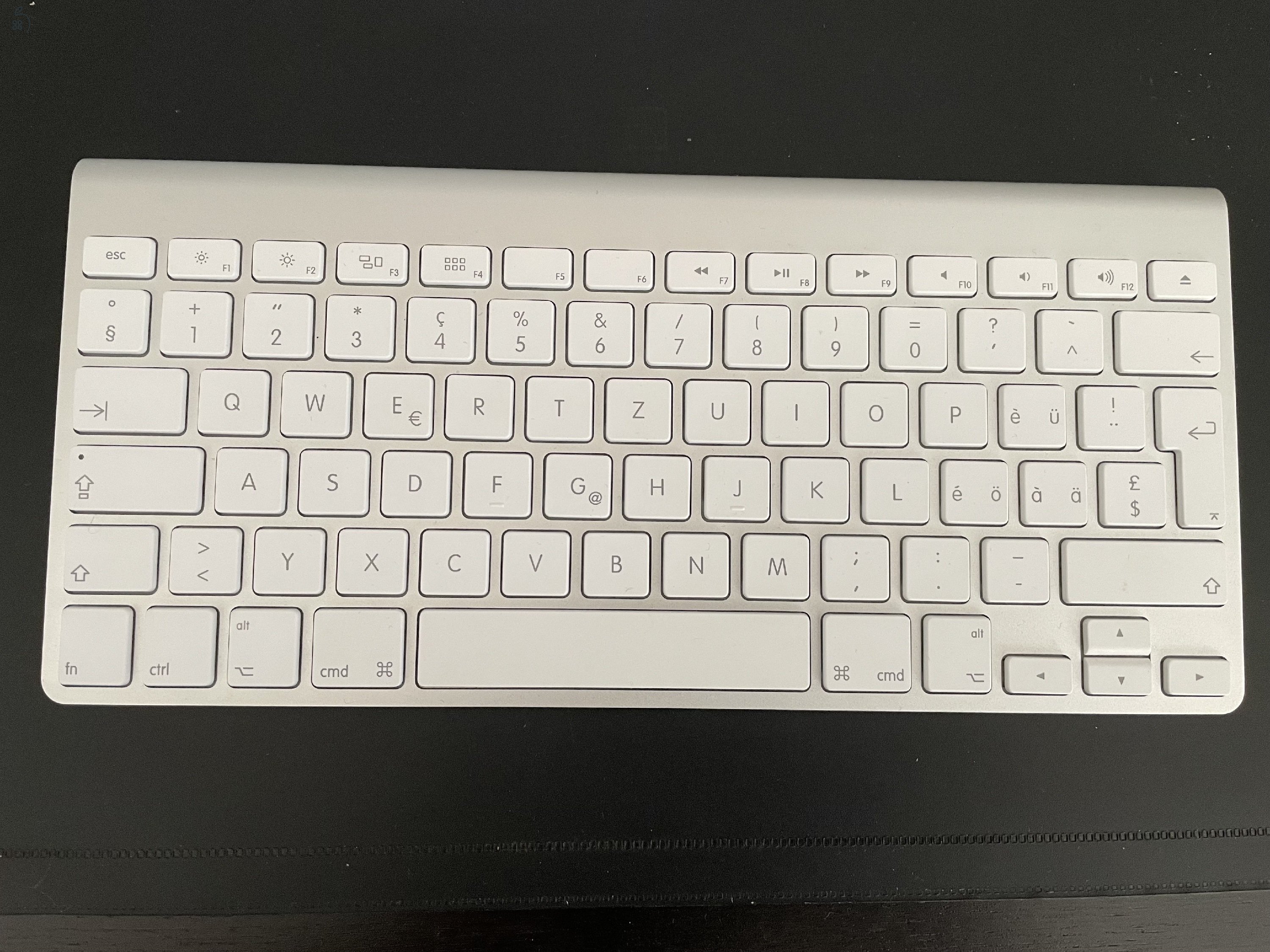 Apple vezeték-nélküli billentyűzet CH-kiosztással